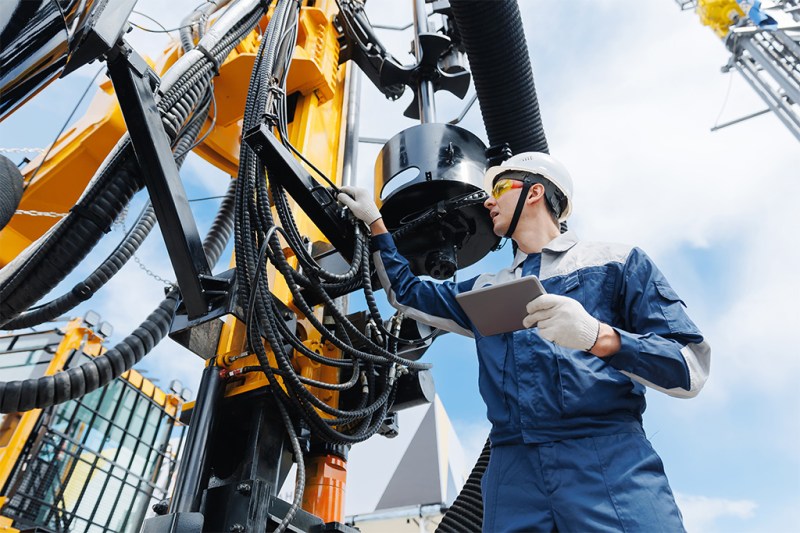 Offshore-worker-inspect-drilling-rig Offshore-worker-inspect-drilling-rig